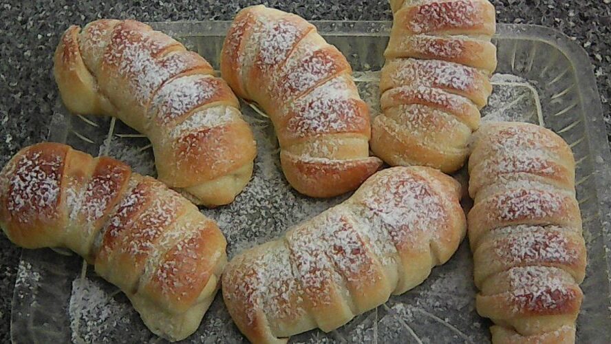 Obrázek k receptu na Nadýchané kynuté rohlíčky s jablky, tentokrát bez vajec