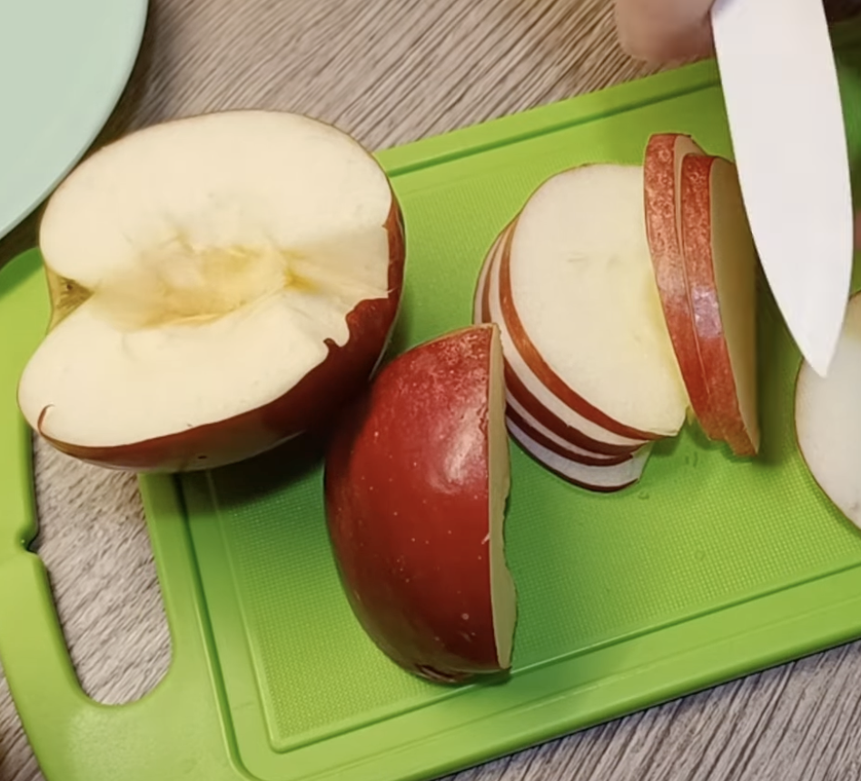 Jablka nakrájejte spíš na větší kousky, aby z nich nebyla kaše.