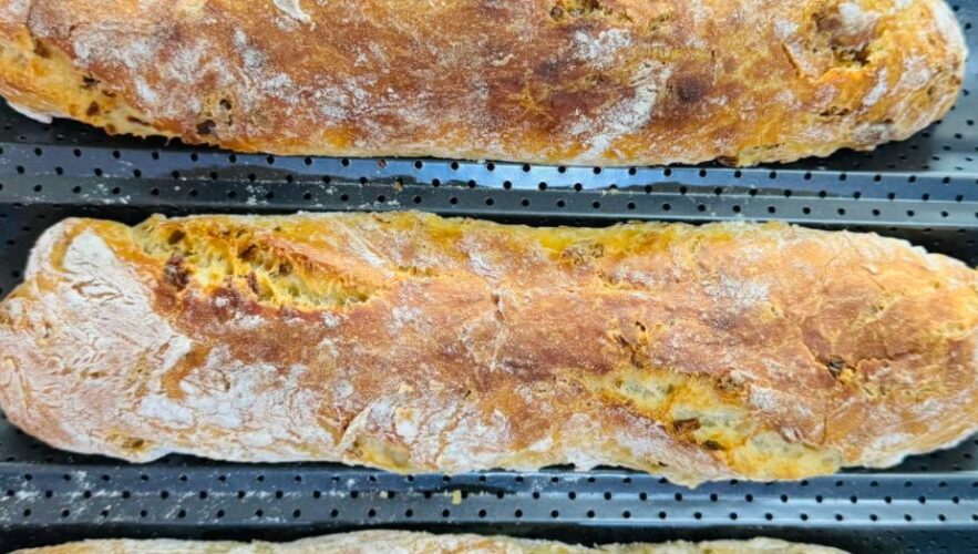 Obrázek k receptu na Pivní bagety se smaženou cibulkou, ideální ke grilování, ale i jen tak k pivu