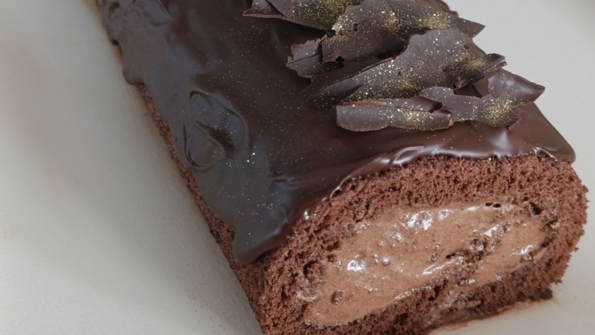 Obrázek k receptu na Cooky.cz, Recept na Čokoládovou roládu s příchutí rumu. slavnostní moučník s bohatou chutí, který zvládnete i bez cukrářské praxe