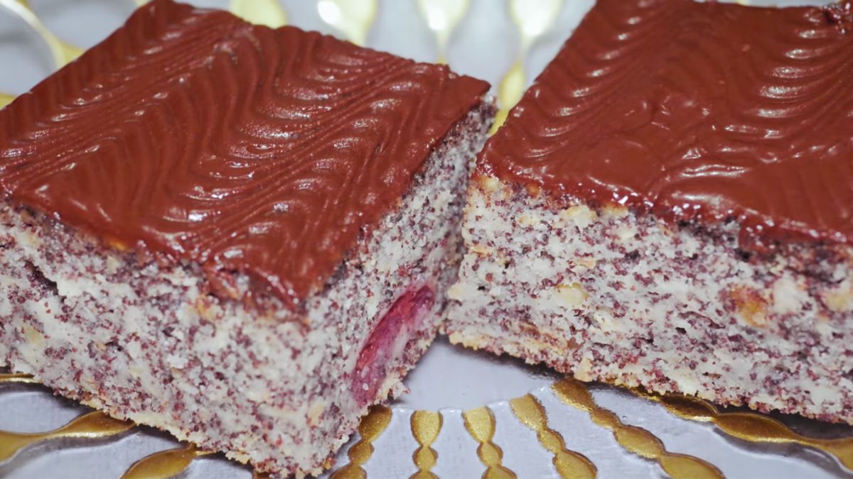 Obrázek k receptu na Rychlý hrnkový makový koláč s jablky, lahodný a bez složitého vážení
