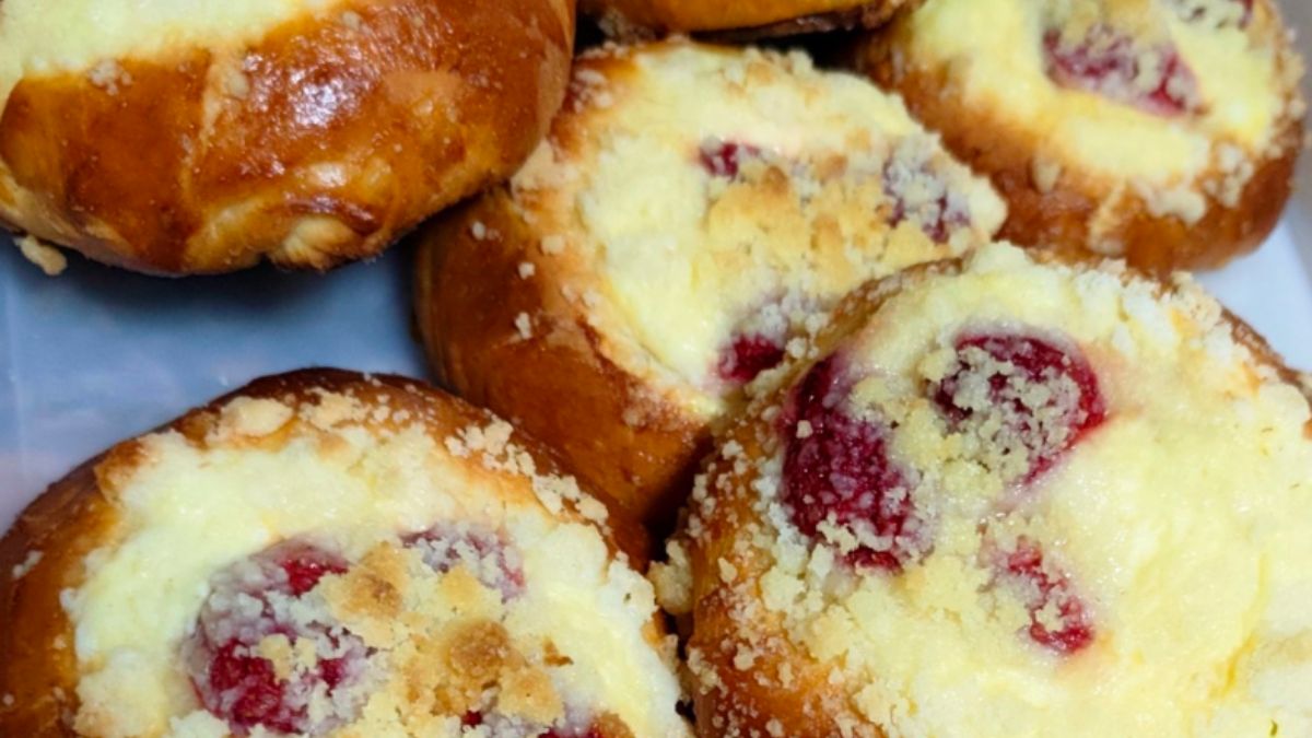 Obrázek k receptu na Tvarohové koláče s jahodami a drobenkou, to je vůně domácích koláčů, která připomíná prázdniny u babičky