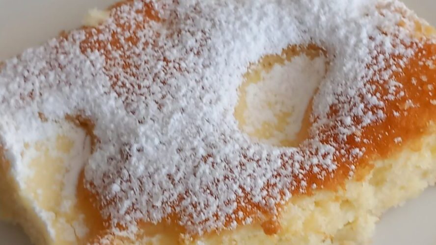 Obrázek receptu na Vlačnou buchtu s ananasem a tvarohovými „kaňkami“ rychlou dobrotu z hrnku