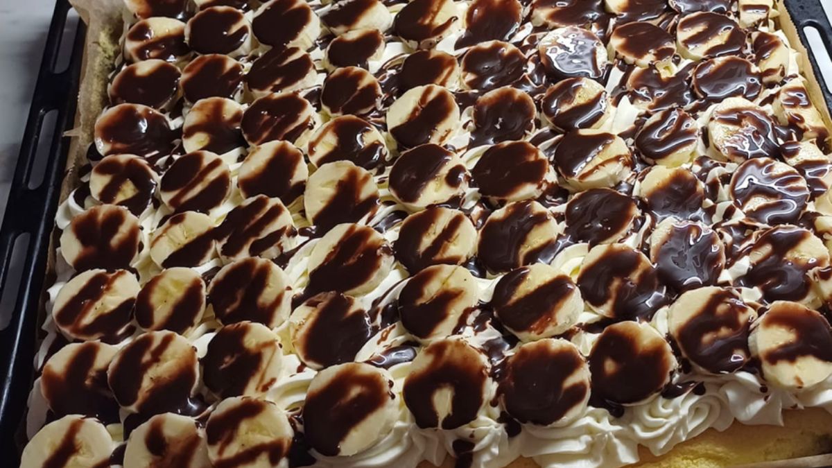 Obrázek k receptu na Retro legendu v novém kabátě: banánové řezy s mascarpone-smetanovým krémem a Pikaem potěší chutí i snadnou přípravou