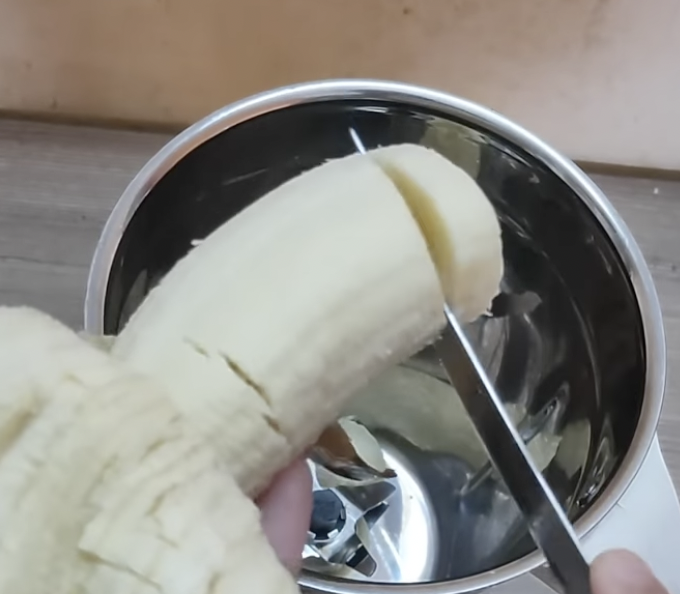  Banány je dobré před krájením zchladit v lednici.