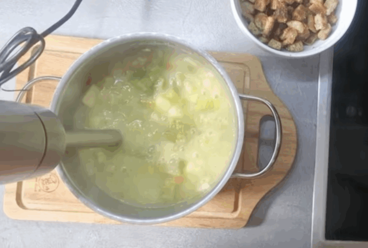 Polévku rozmixujeme tyčovým mixérem.