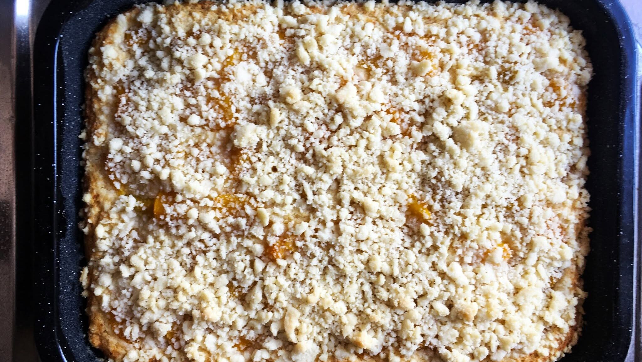 Obrázek k receptu s názvem Foto: Cooky.cz, Recept s názvem Když dozrají broskve a chci upéct něco jednoduchého třeba v neděli za obědem, broskvový koláč s drobenkou je TOP