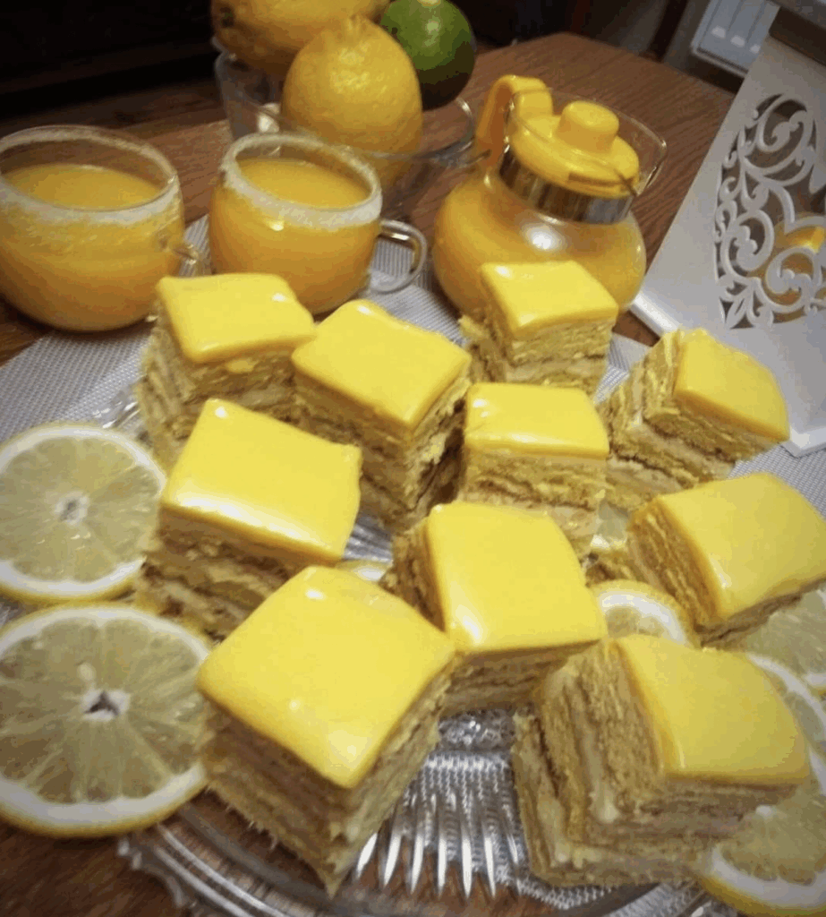K citronovým řezům patří domácí citronový džus a je to skvělé letní pohoštění.