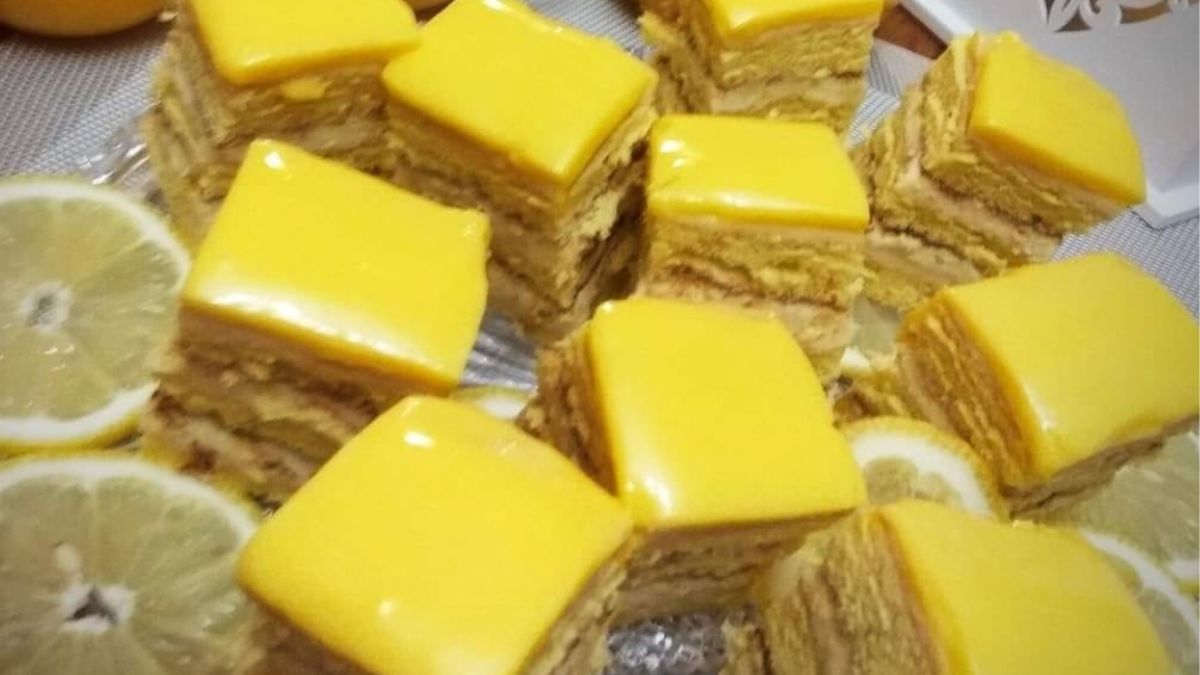Obrázek k receptu na Citronové řezy s piškotem: Lehký a svěží dezert s pudinkově-citronovou náplní a sladkokyselou polevou