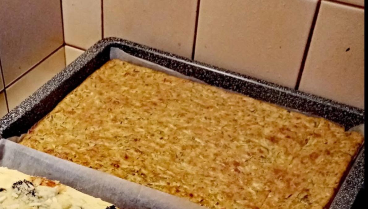 Obrázek k receptu na Cuketový bramborák z trouby bez brambor: Jednoduchá a lehčí varianta bez smažení, která si získá i odpůrce cukety
