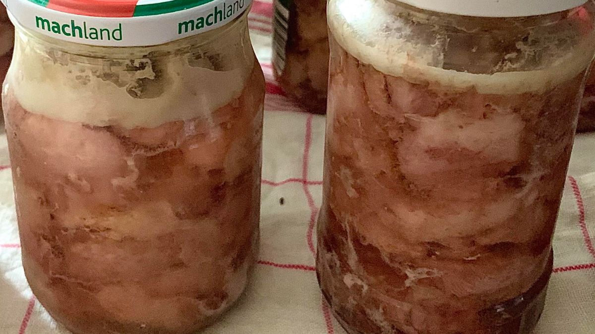Obrázek k receptu s názvem Kupujete jí v obchodě? Domácí vepřová z plecka chutná lépe a zůstane krásně šťavnatá i po zavaření