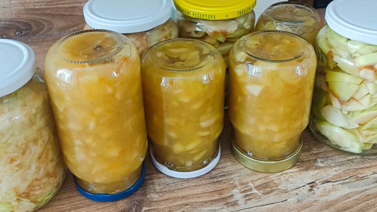 Obrázek k receptu s názvem Jak zavařit jablkový kompot i strouhaná jablka na zimní koláč: Osvědčený způsob, jak mít zásobu na celou sezonu