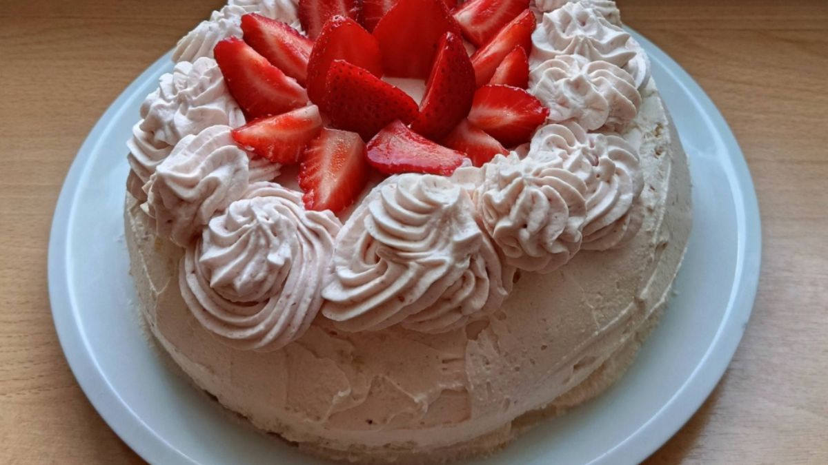 Obrázek k receptu s názvem Když jsem chtěla potěšit manžela, vznikl tenhle jahodový dort: Spousta jahod, lehký krém z mascarpone a měkoučký piškot
