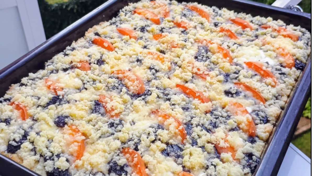 Obrázek k receptu na Foto: Cooky.cz, Recept na Retro klasika: kynutý koláč mnoha chutí spojuje tvaroh, mák i povidla v jednom nadýchaném moučníku