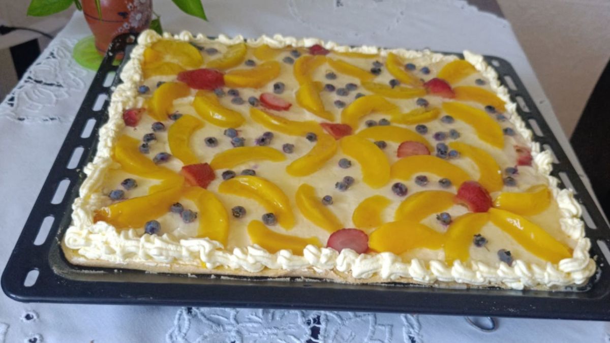 Obrázek k receptu na Letní koláč s křehkým korpusem, krémem, ovocem a želé: Svěží dezert, který zaujme vzhledem i lehkou chutí