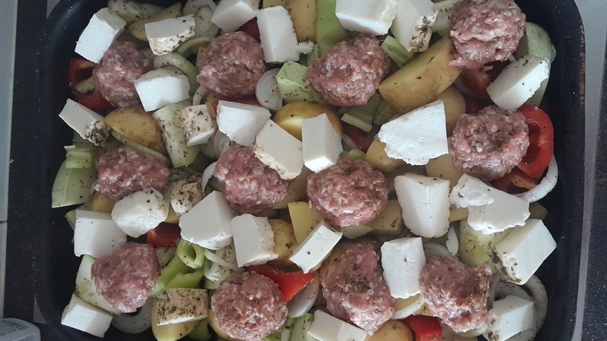masové kuličky se zeleninou a bramborami