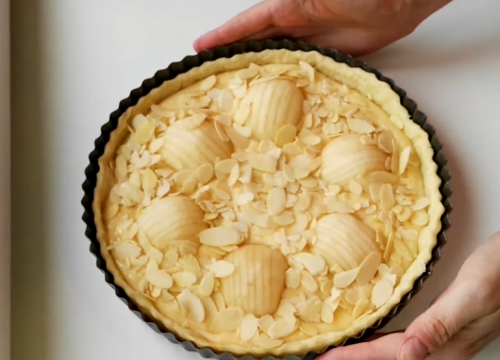 Nashi koláč s mascarpone a mandlemi .
