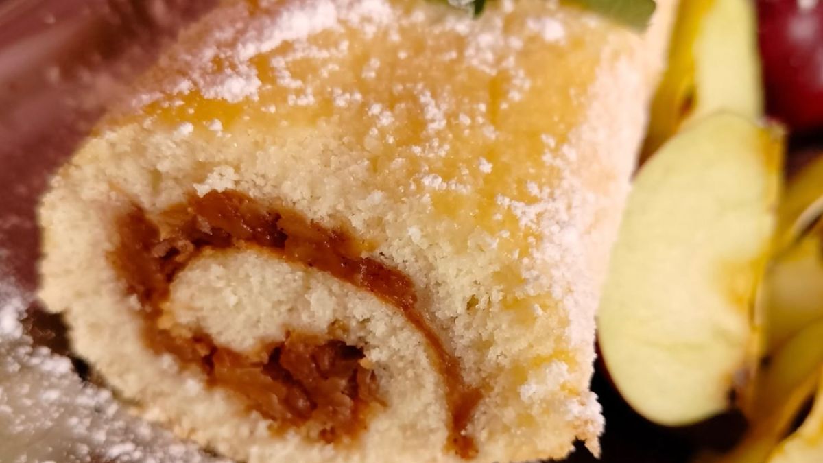 Obrázek k recept s názvem Když chci dezert, který udělá dojem, sázím na obrácenou jablečnou roládu s jemným těstem a šťavnatými jablky