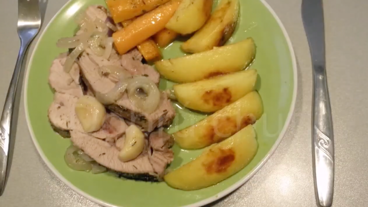 Obrázek k receptu na Pečené krůtí stehno bez kosti s mrkví a česnekem podávané s pečenými brambory je super oběd, který musíte ochutnat