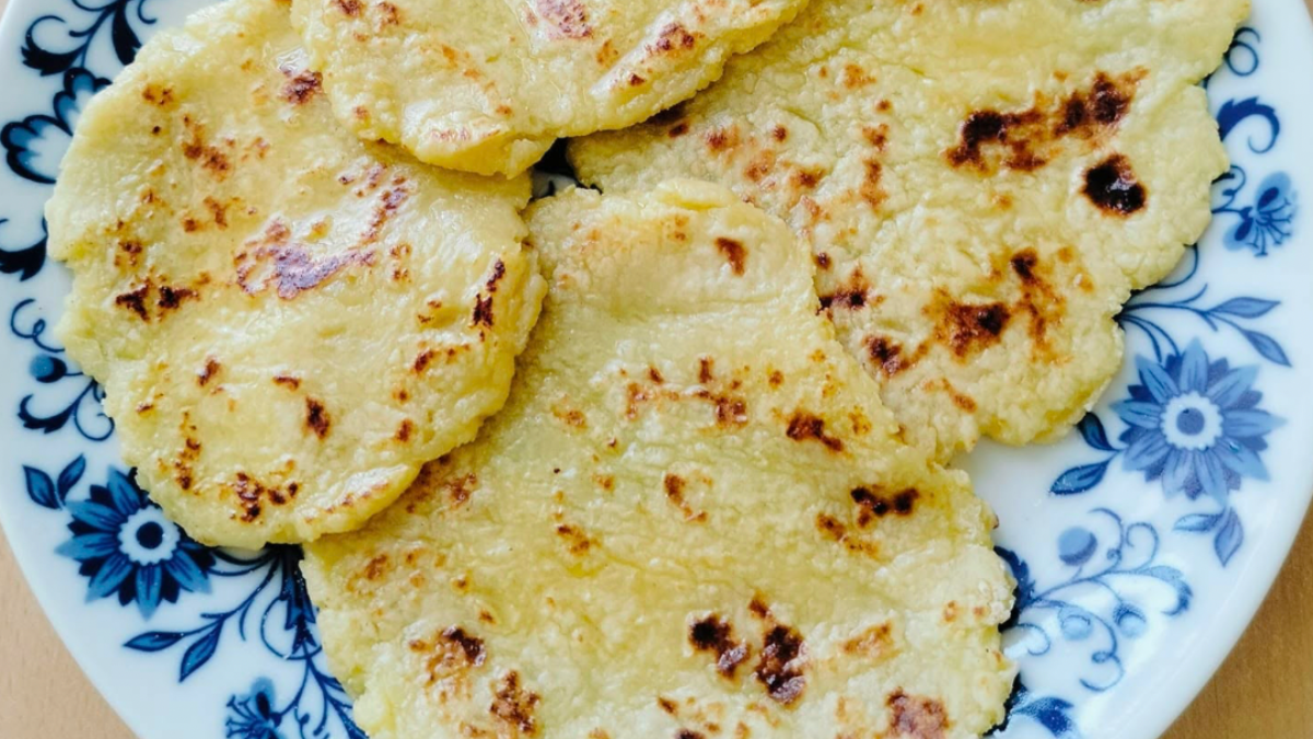 Obrázek k receptu na Foto: Cooky.cz, Recept na Bramborové placičky z předem vařených brambor: pečené na suché pánvi a maštěné máslem chutnají jednoduše skvěle