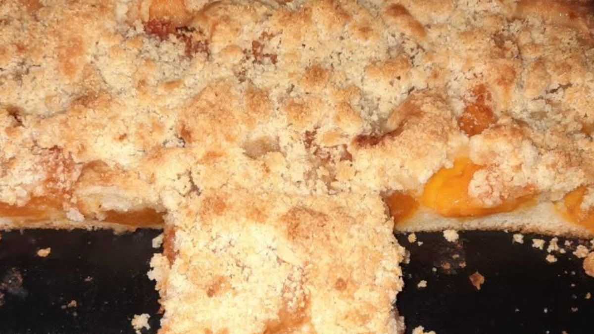 Obrázek k receptu na Foto: Cooky.cz, Recept na Ovocný koláč na plech s drobenkou je tak variabilní, že lze použít ovoce, které právě dozrálo a vždycky bude skvělý
