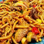 Obrázek k receptu na Foto: Cooky.cz, Recept na Smažené nudle s kuřecím masem a zeleninou: Rychlá pánev plná chuti, která zachrání oběd i večeři
