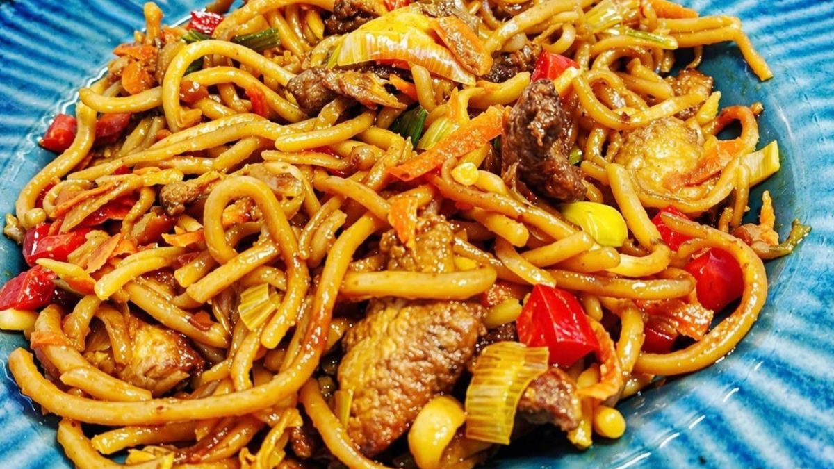 Obrázek k receptu na Foto: Cooky.cz, Recept na Smažené nudle s kuřecím masem a zeleninou: Rychlá pánev plná chuti, která zachrání oběd i večeři