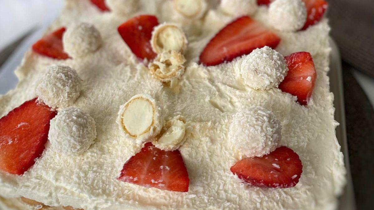 Obrázek k receptu na Tiramisu s kuličkami Rafaela a jahodami navrchu: Efektní nepečený dezert, který spojuje krémovou jemnost s kokosovou chutí