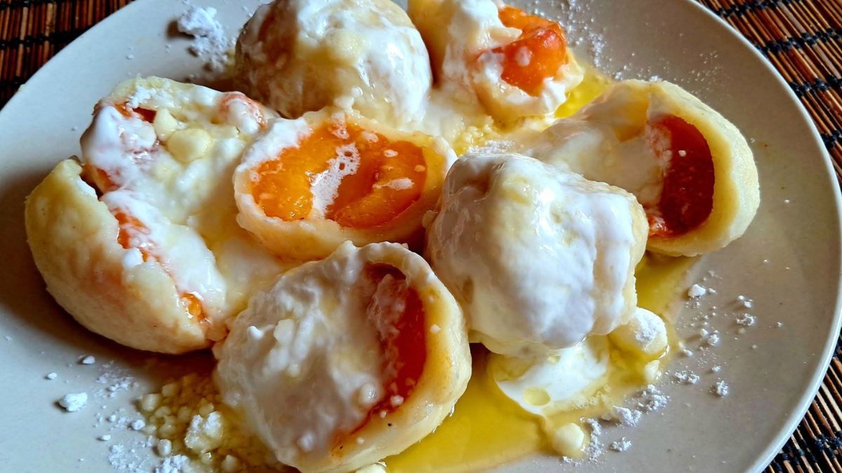 Obrázek k receptu na Tvarohové knedlíky s meruňkami: Osvědčený letní recept na jemné a vláčné knedlíky z tvarohového těsta