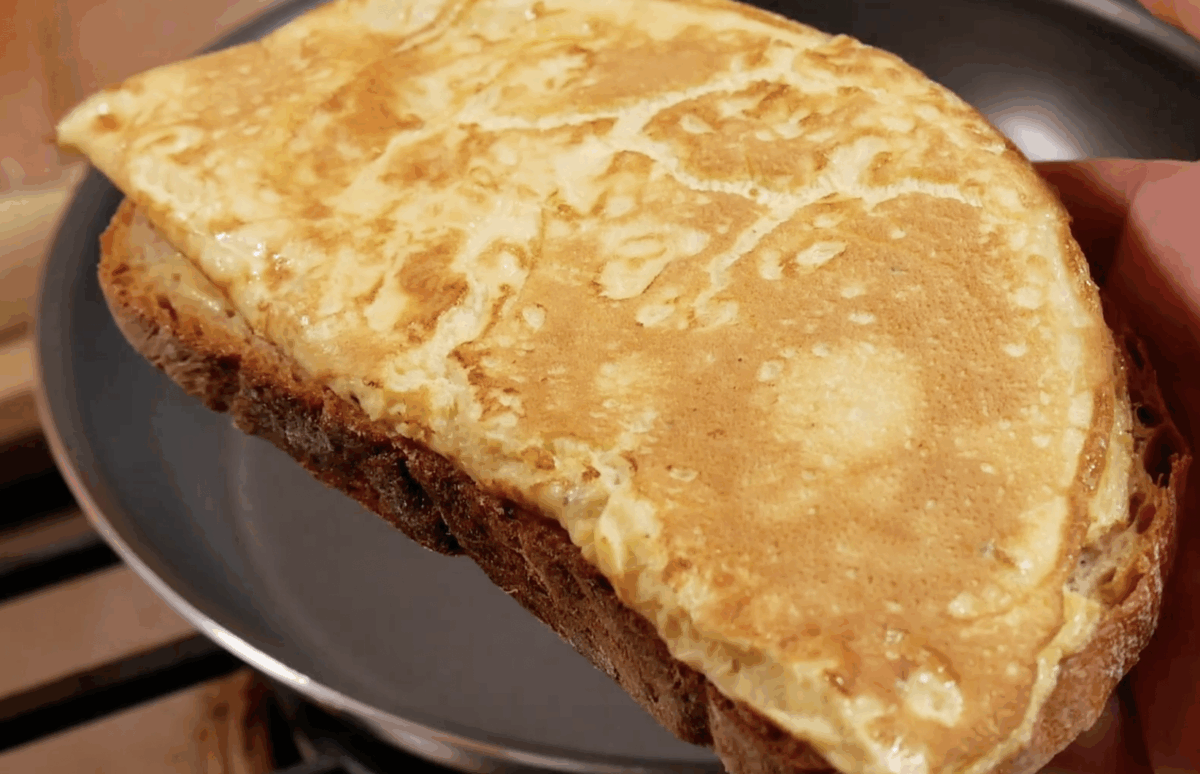 Na hořčicí položíme opečenou omeletu.