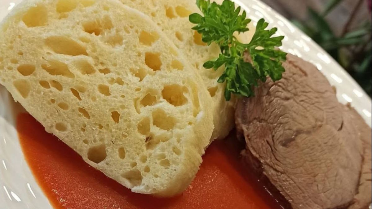 Obrázek k receptu s názvem inak už je nedělám: Houskové knedlíky jsou podle tohoto postupu nadýchané, vláčné a povedou se i začátečníkům
