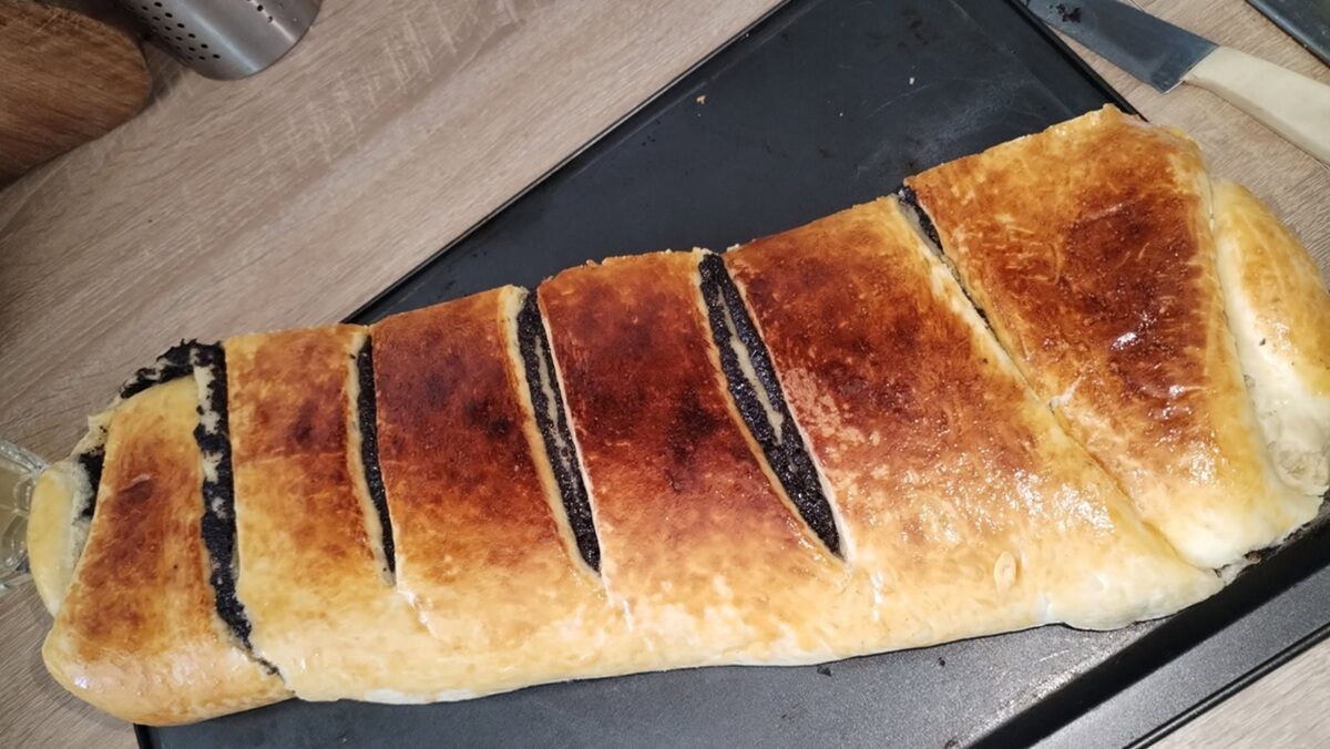 Fotografie ke kynutému štrůdlu s mákem