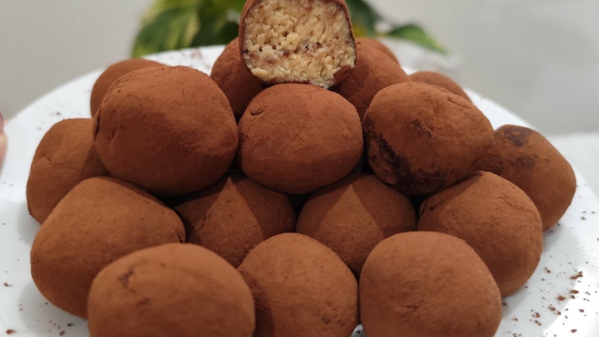 Obrázek k receptu s názvem Stačí pár surovin a nepečené tiramisu kuličky obalené kakaem budou vaše nová sladká jistota