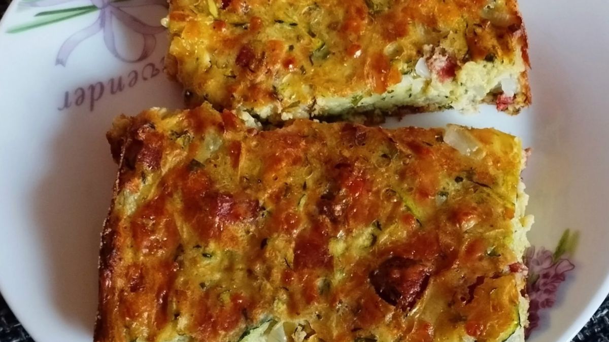 Obrázek k receptu s názvem Foto: Cooky.cz, Recept s názvem Máte doma cuketu navíc? Slaný cuketový koláč s klobáskou a se sýrem vyřeší večeři raz dva