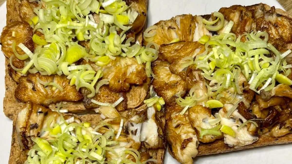 Obrázek k receptu na Lesní svačinu, na kterou se těším celý rok: Toasty s plátky masáků na másle a kmínu voní krásně a chutnají skvěle