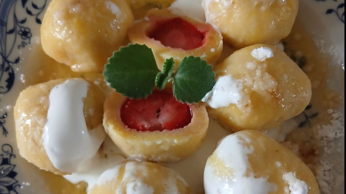 Obrázek k receptu na Tvarohové knedlíky s jahodami: Osvědčený recept na jemné těsto, které se nerozvaří a chutná jako od babičky