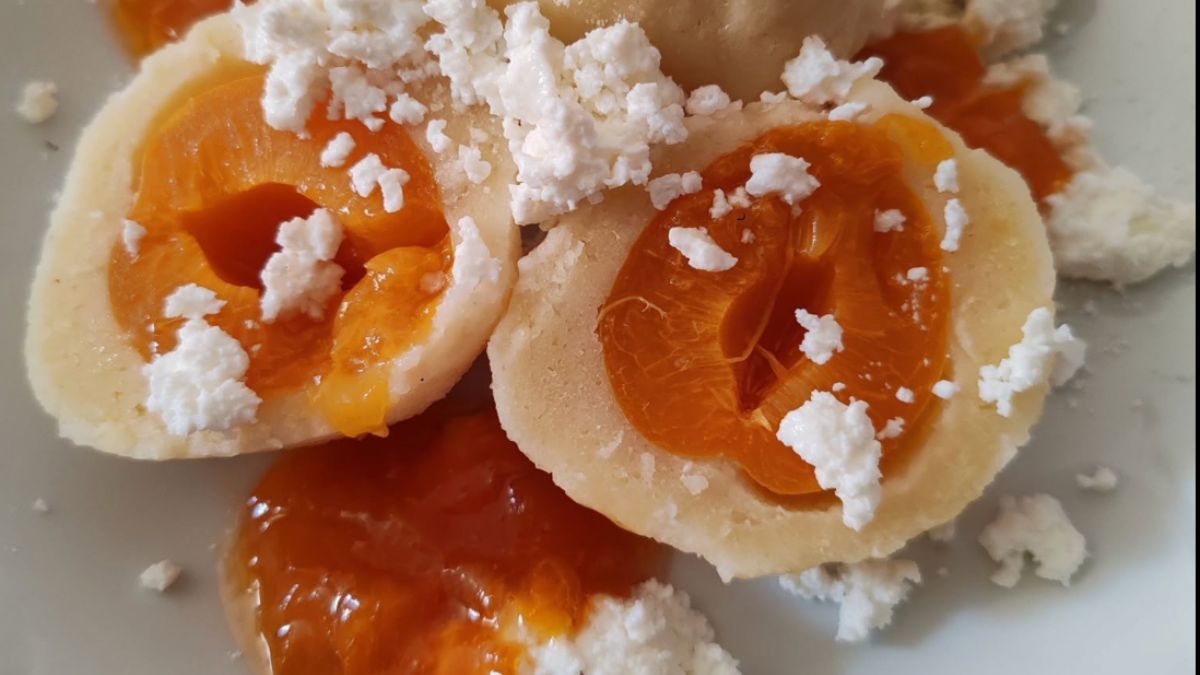 Obrázek k receptu na Meruňkové knedlíky z tvarohového těsta: Osvědčený letní recept na jemné a nadýchané knedlíky plné ovoce