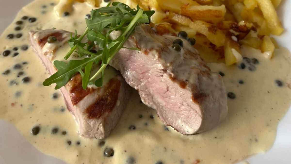 Obrázek k receptu na Vepřovou panenku s pepřovou omáčkou: tenhle jednoduchý trik z ní udělá slavnostní jídlo jako z restaurace
