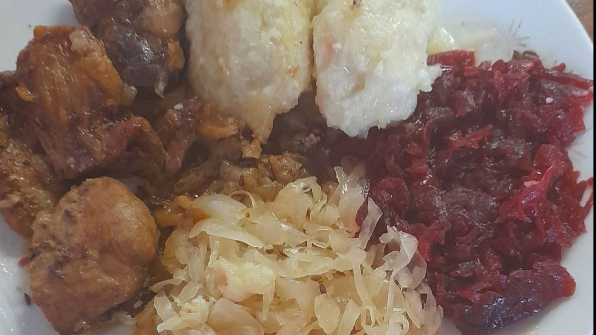 Obrázek k receptu na Vepřové výpečky s kysaným zelím a zelím z červené řepy a chlupatým knedlíkem, o něco pestřejší klasika