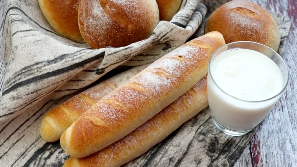Obrázek k receptu na Domácí bagety a bulky s křupavou kůrkou a vláčným střídkou zvládnete i bez pekařských zkušeností, jen s jedním skrytým trikem