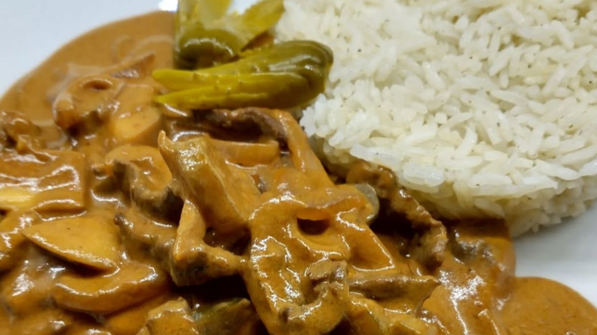 Obrázek k receptu s názvem Když chci zapůsobit bez složitého vaření, vsadím na hovězí Stroganov se žampiony a krémovou omáčku