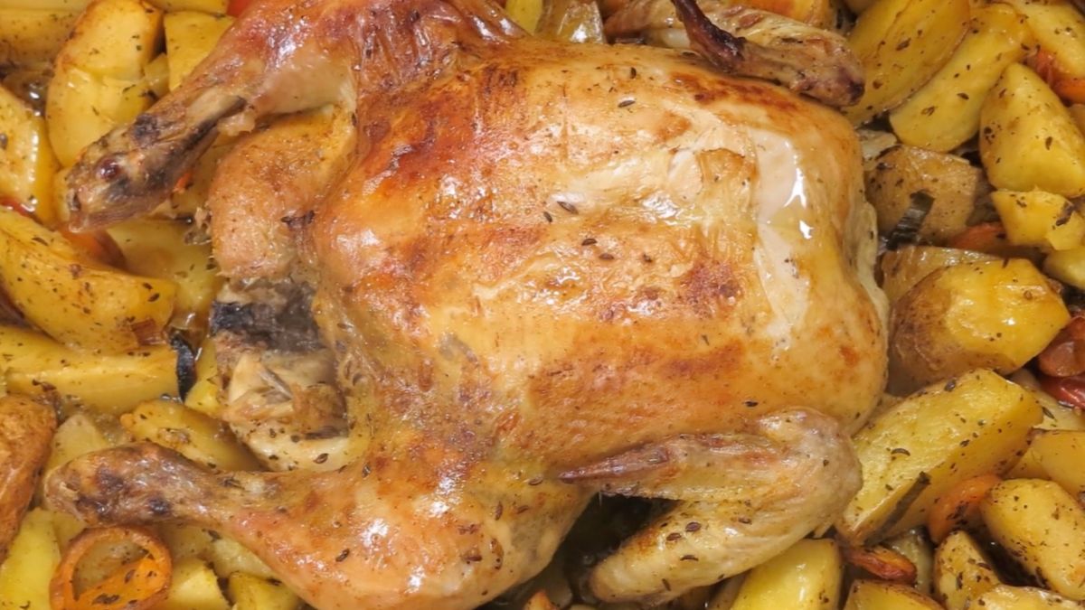 Obrázek k receptu na Kuře v sedmém nebi: Pečené kuře se směsí zeleniny a brambor jako jednoduché a chutné jídlo z jednoho pekáče