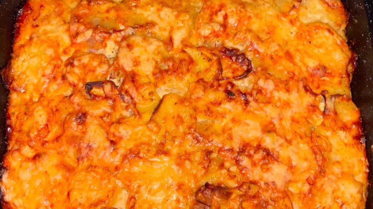 Obrázek k receptu s názvem Nenápadná klasika, která překvapí: Pečené brambory se slaninou a cibulí zalité smetanovou směsí a zapečené dozlatova