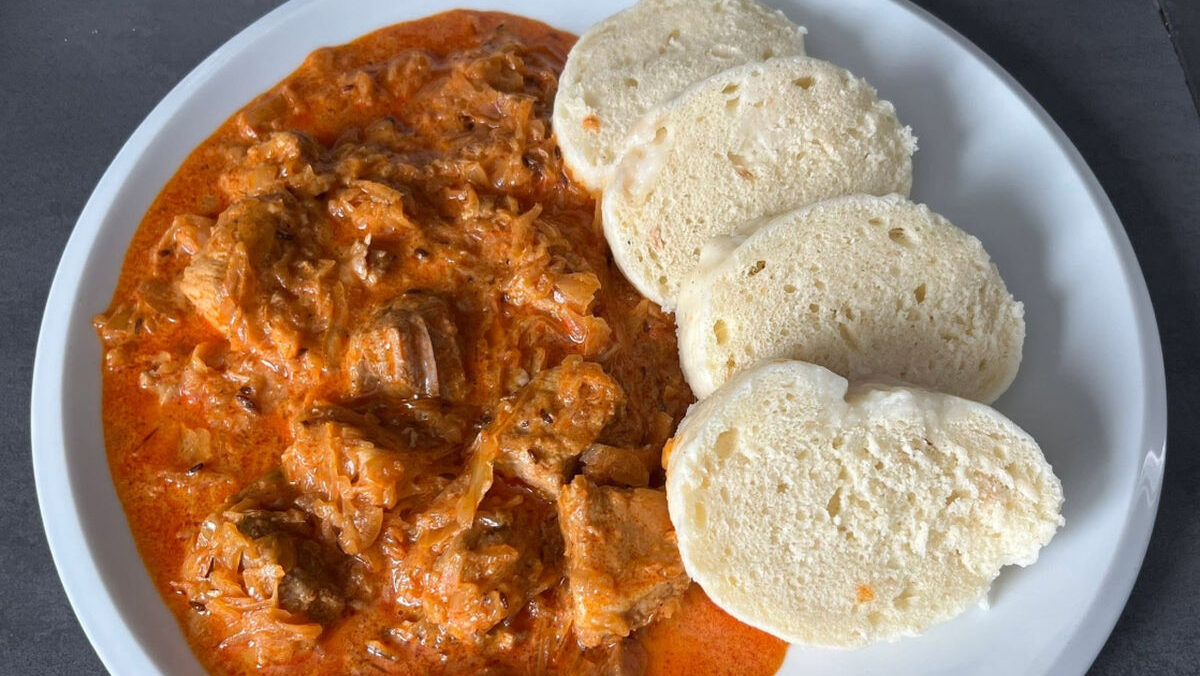 Domácí hrníčkový houskový knedlík k segedínskému guláši, který zvládne každý na první pokus