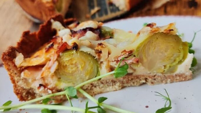 Obrázek k receptu na Quiche neboli slaný koláč si zamilujete: křehké těsto, krémová náplň a recept, který se hodí na oběd, brunch i oslavu