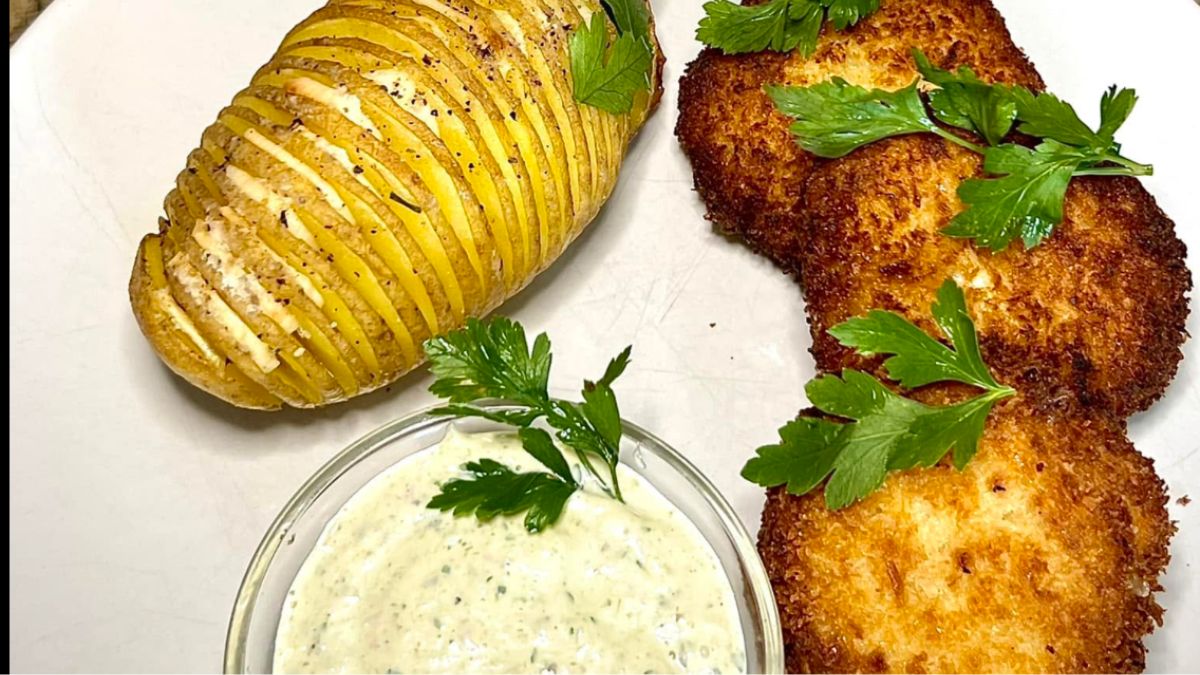 Obrázek k receptu na Křupavé smažené olomoucké tvarůžky: pečená brambora s česnekem, domácí tatarka a tzatziki v jednom vydatném talíři
