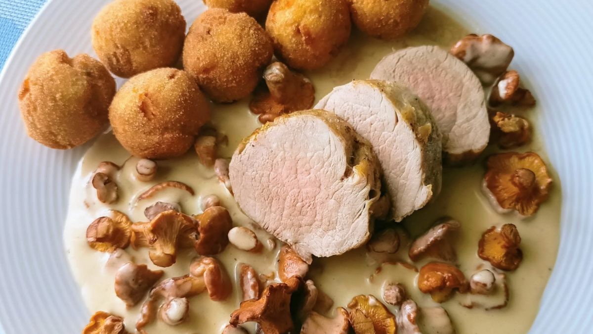 Obrázek k receptu na Vepřovou panenku s omáčkou z lišek a bramborovými kroketami: Slavnostní jídlo, které vynikne v sezóně čerstvých hub