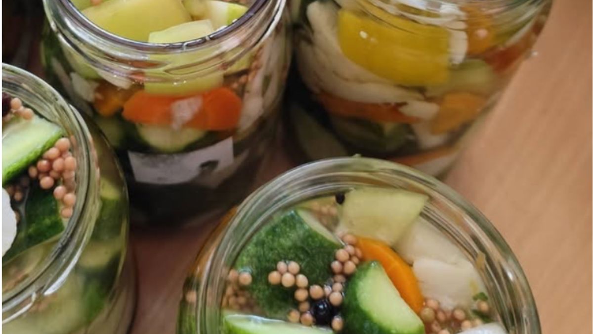 Obrázek k receptu na Zeleninovou čalamádu: Osvědčený recept na sladkokyselou domácí směs, která zužitkuje přebytky ze zahrady