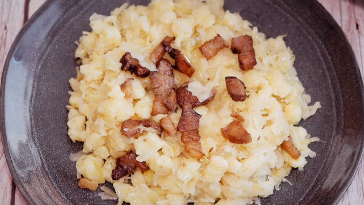 Obrázek receptu na Bramborové halušky s kysaným zelím a slaninou po domácku: Tradiční recept na rychlé a vydatné jídlo
