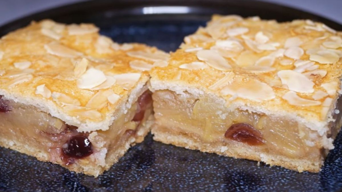 Obrázek k receptu na Luxusní jablečný koláč z tvarohového těsta s brusinkami a mandlemi potěší jemností i bohatou chutí a ještě vypadá skvěle